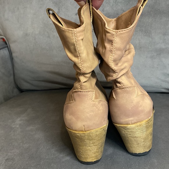 Body Central slouchy boots - Picture 3 of 5